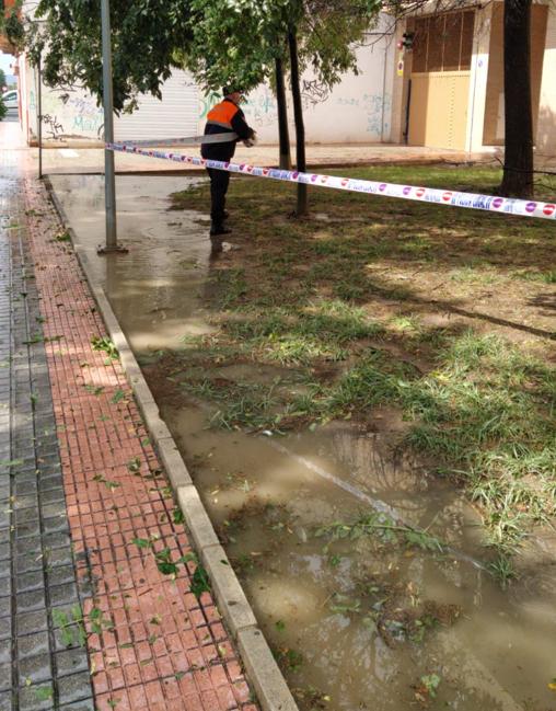 Señalización de una plaza anegada por la lluvia torrencial