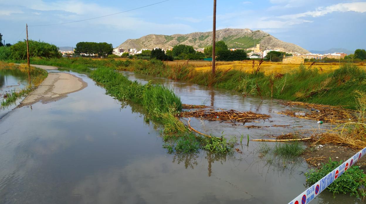 Una carretera secundaria, inundada por la tormenta de este miércoles