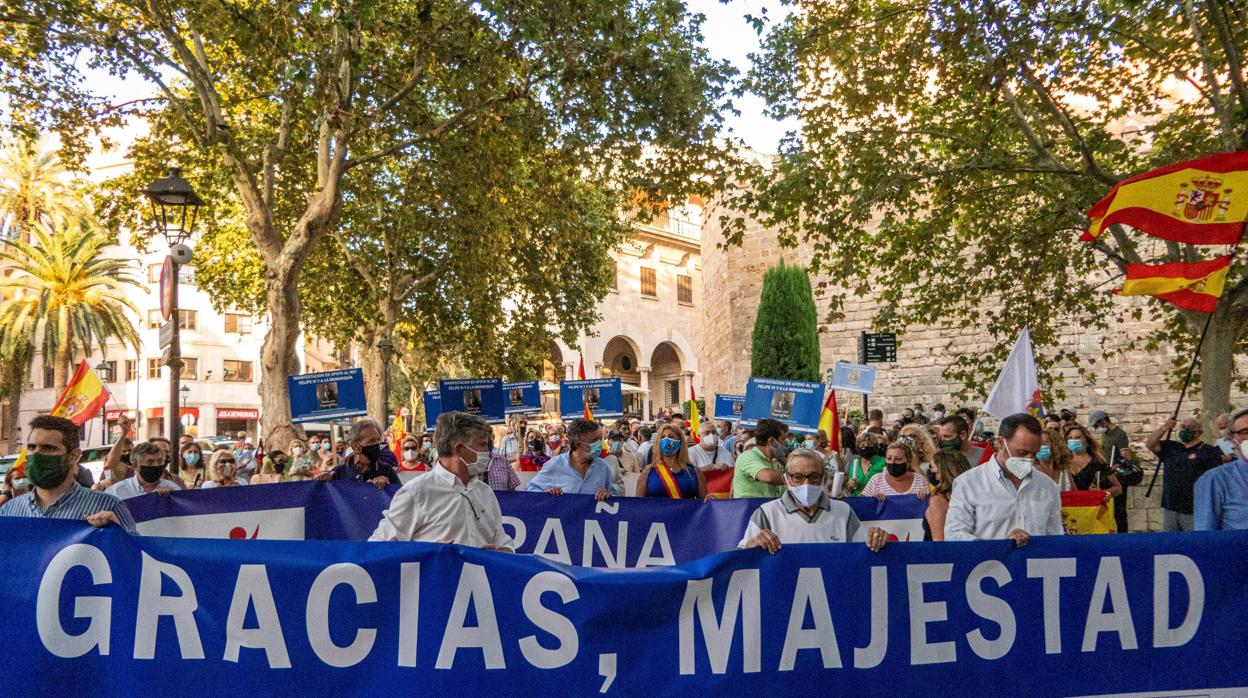 Abría el recorrido una pancarta con la inscripción «Gracias, Majestad»