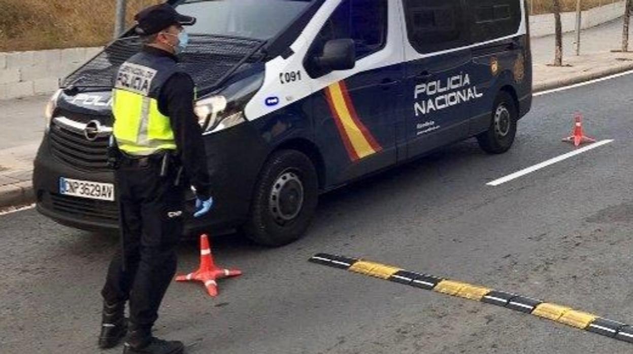 Un policía nacional en un dispositivo de control