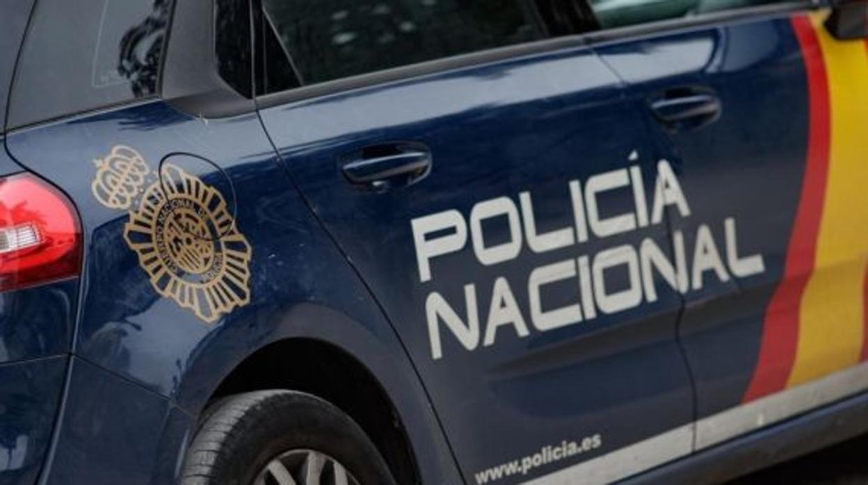 La policía tuvo que derribar la puerta del domicilio para salvar a la mujer