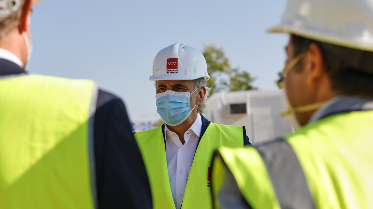 Ruiz-Escudero, durante su visita al hospital de emergencias de Madrid