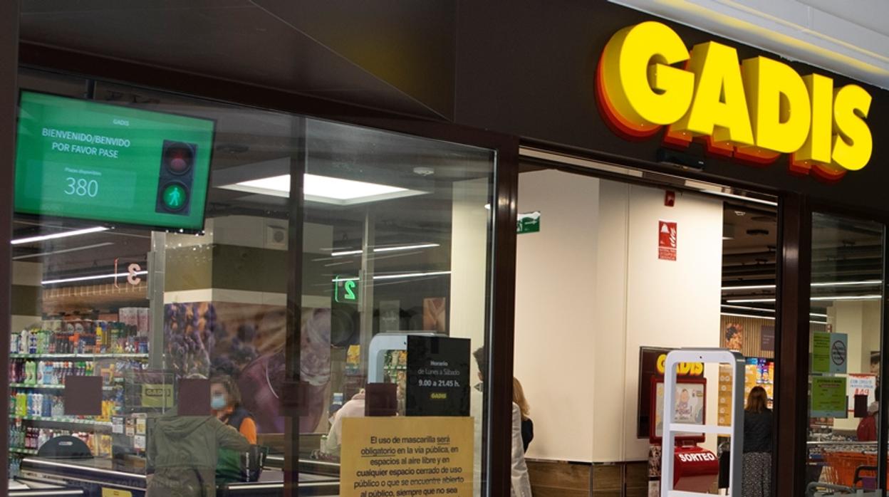 Pantallas para el control de aforo, en uno de los supermercados de la cadena Gadis