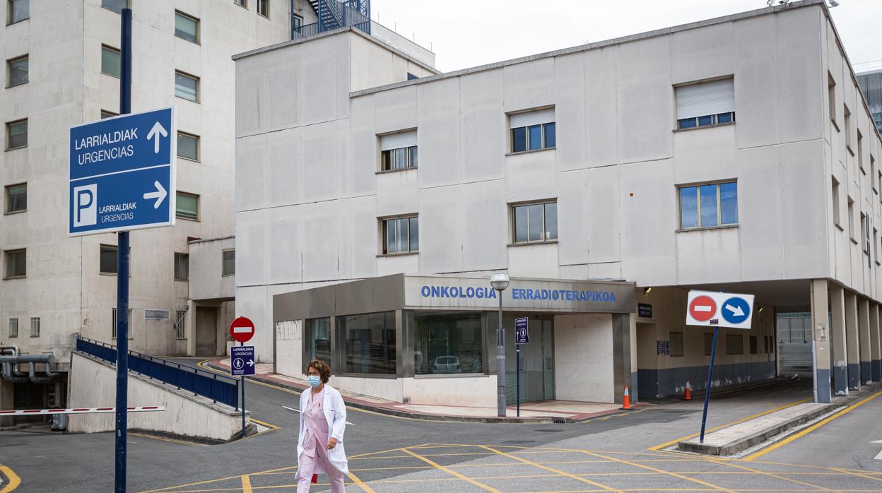 Una profesional sanitaria en las inmediaciones del Hospital de Txagorritxu (Vitoria)