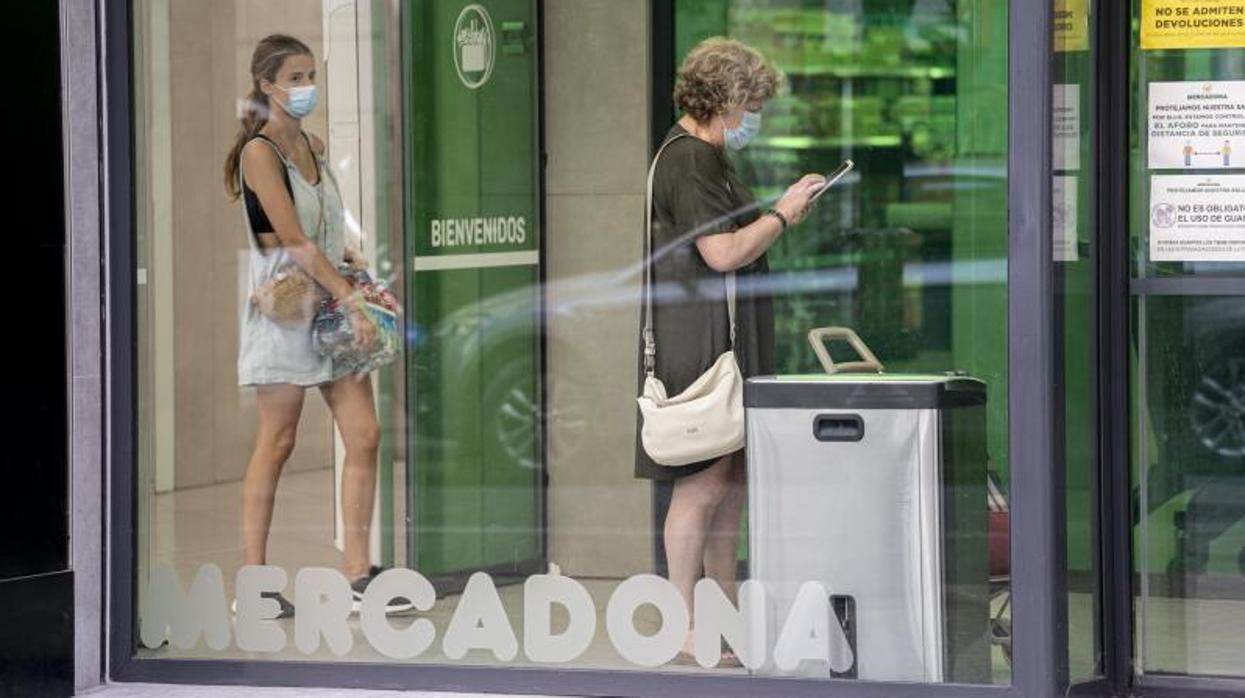 Dos clientas en un supermercado de Mercadona