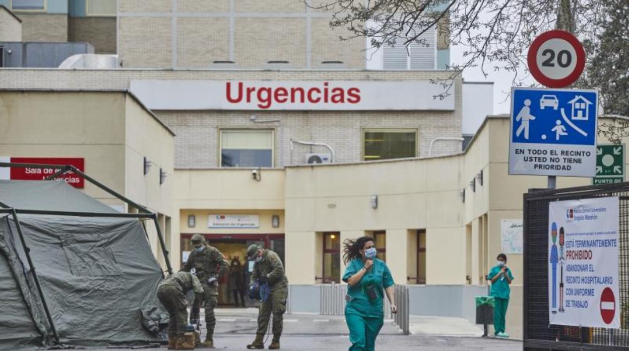 Militares instalando un hospital de campaña frente a las Urgencias del Gregorio Marañón, en Madrid