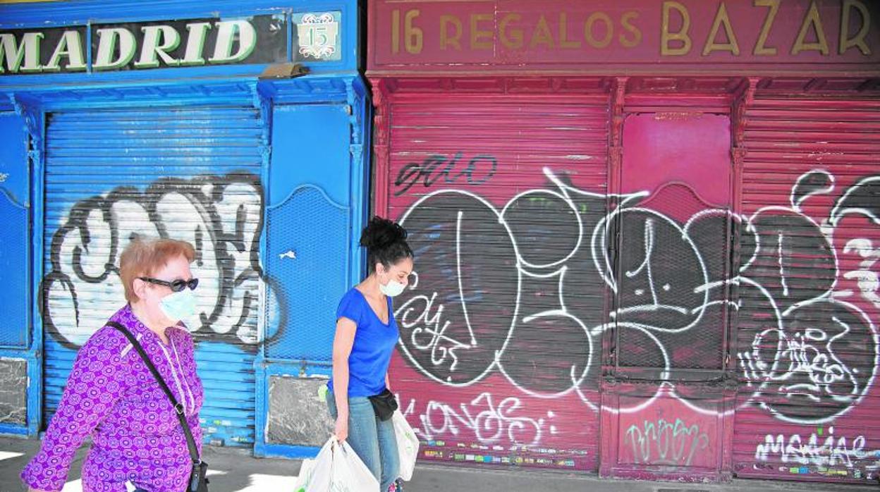 Muchos de los comercios cerrados en la Plaza Mayor