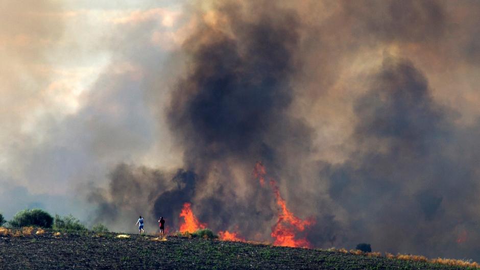 Un incendio mantiene en vilo a la comarca de Aliste, en Zamora, y amenaza a varios de sus municipios