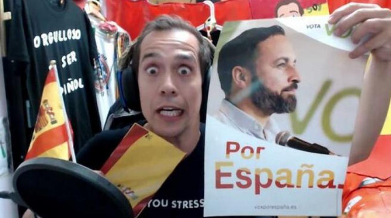 Interior suspende de empleo y sueldo al policía y «youtuber» Jandro Lion