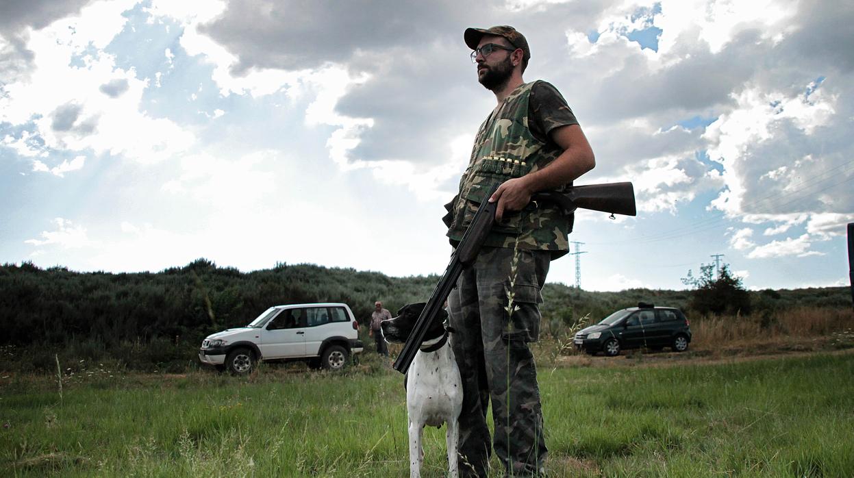 Un cazador en la comarca de La Cepeda, en León