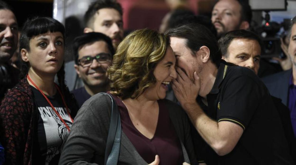 Pablo Iglesias con Ada Colau, en una imagen de archivo/ El PP critica que Moncloa «expropie» los ahorros de los ayuntamientos