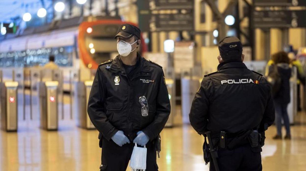 Dos agentes de la Policía Nacional con mascarillas en Valencia