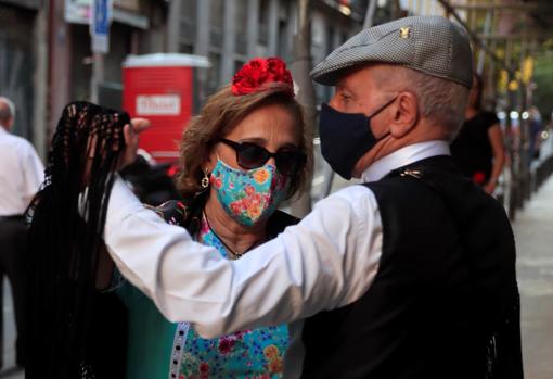 Una pareja, bailando el chotis en las fiestas de La Paloma