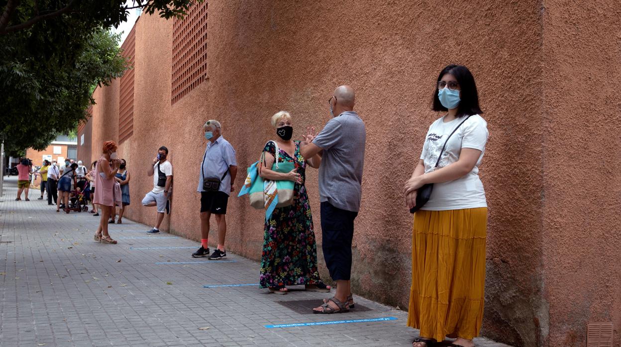 Colas este lunes para realizarse las pruebas pruebas PCR en el Centro Cívico Pins de la localidad de Santa Coloma de Gramanet