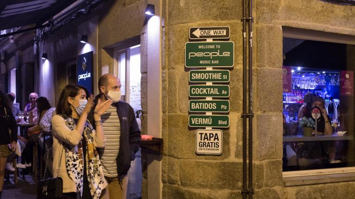 Ambiente en una zona de «marcha» de Lugo antes del cierre del ocio nocturno