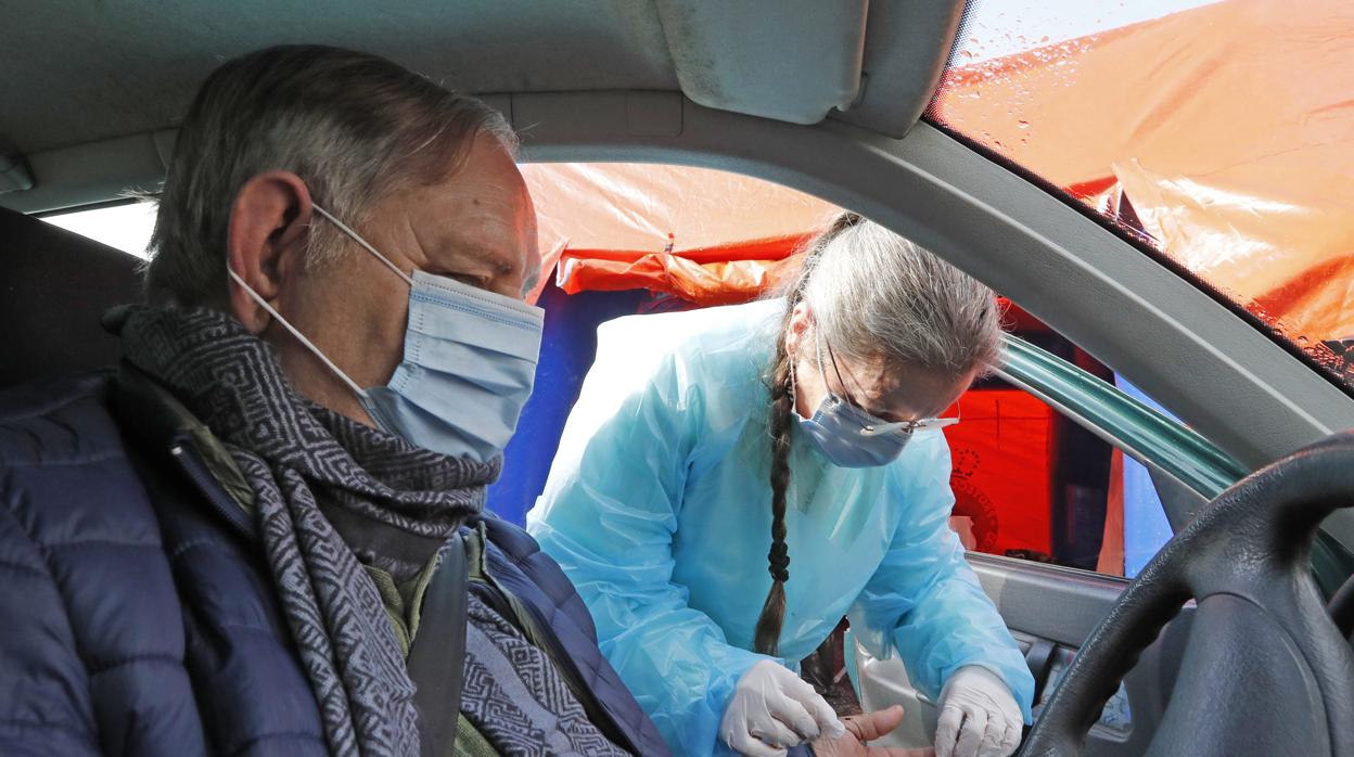 Un hombre, durante la realización de la prueba de la Covid