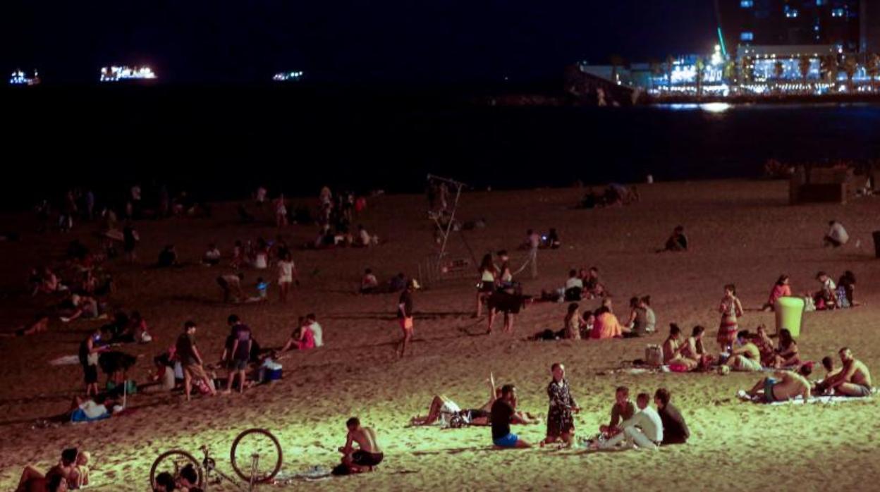 Varios ciudadanos, en las playas de Barcelona haciendo botellón hace unas semanas