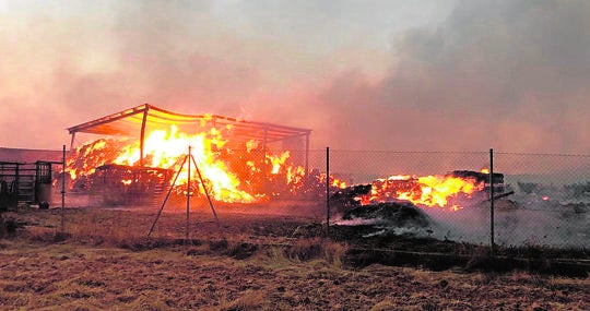 Incendio en la nave de paja de Ismael Rey