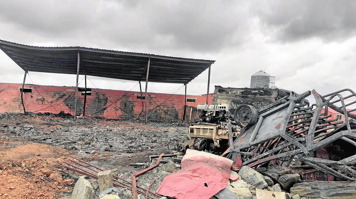 Así quedó parte de la finca de Ismael Rey, dañada por el incendio más grave del año