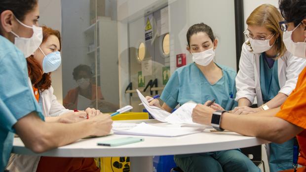 Tres hospitales madrileños suspenden cirugías y consultas por el aumento de pacientes Covid