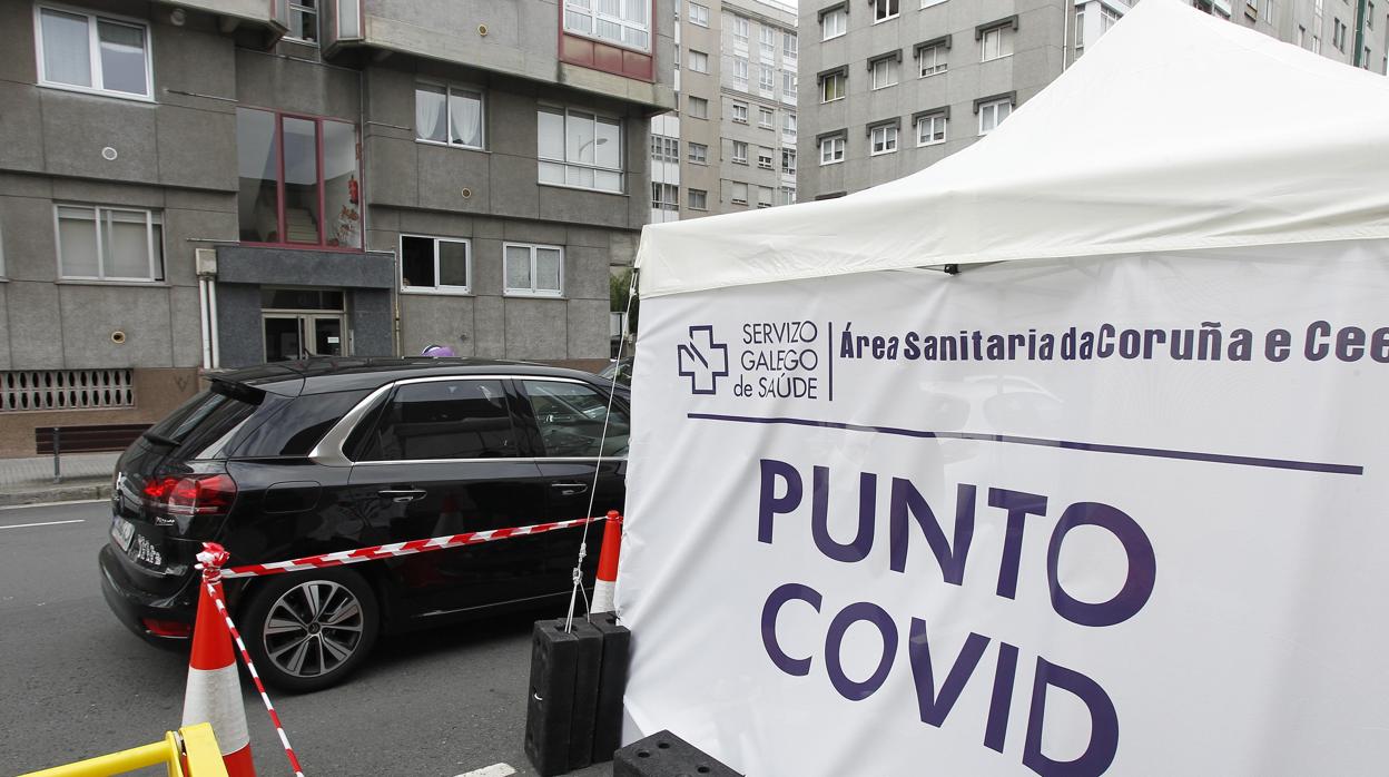 Pruebas PCR a colectivos «sensibles» en el centro de salud del Ventorrillo, en La Coruña, este martes