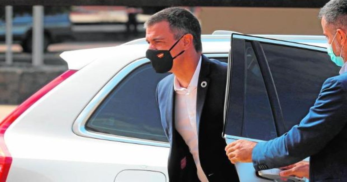 Pedro Sánchez saliendo de su coche oficial en Lanzarote