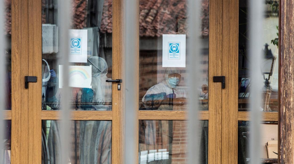 Personal sanitario con trajes de protección en la residencia de Vadocondes (Burgo), donde se ha detectado un brote de Covid