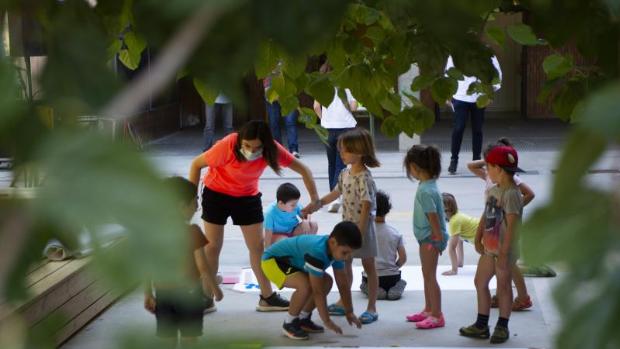 Cataluña baraja ahora empezar el curso escolar con mascarillas en clase