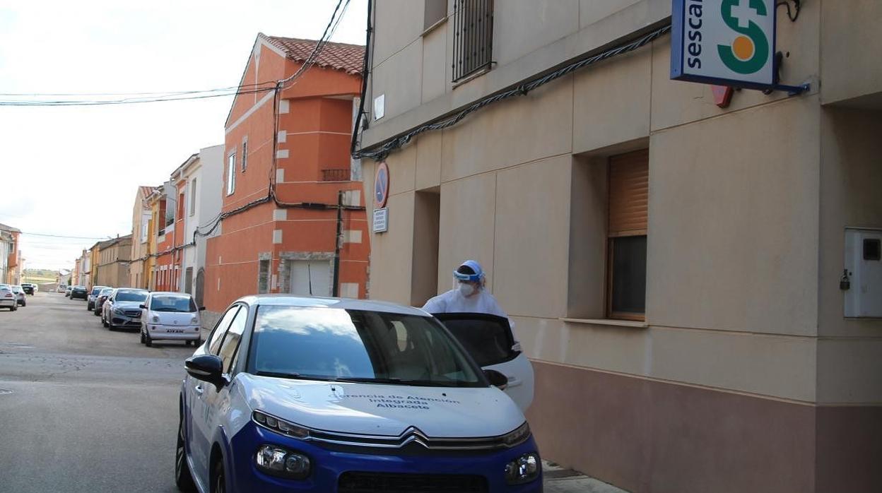 Un profesional sanitario, junto al centro de salud de Villamalea (Albacete)