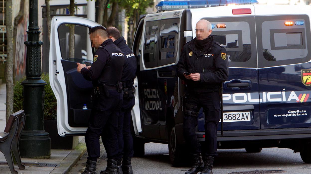 Un equipo de la Policía Nacional realizando patrullas por una ciudad gallega