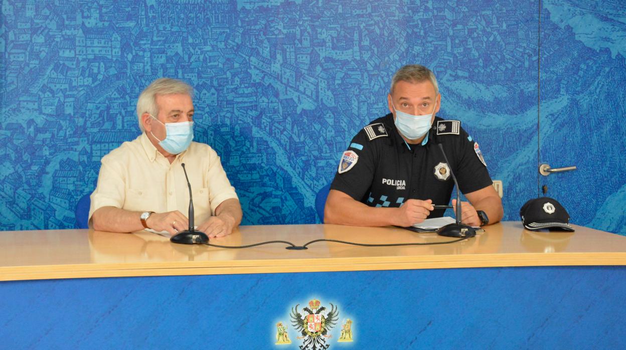 Juan José Pérez del Pino con el inspector de la Policía Local durante la rueda de prensa