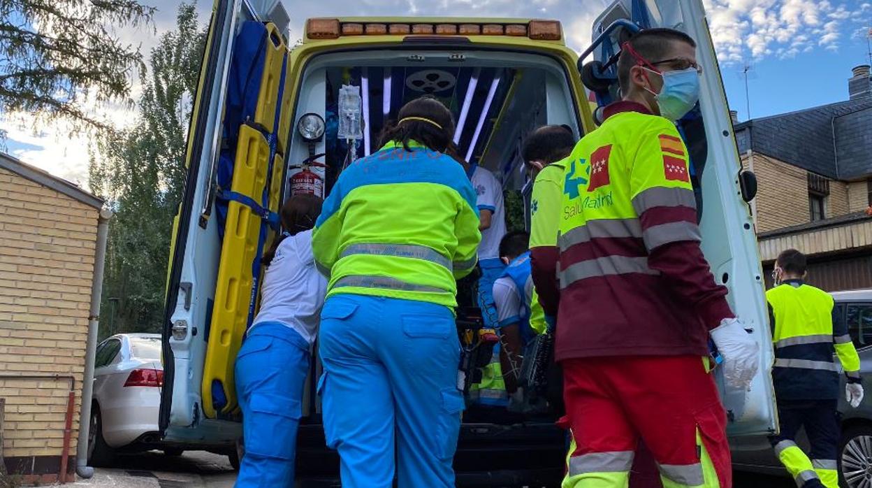 Los sanitarios del Summa 112 atendieron al hombre en la avenida Arroyo de los Sauces, Alpedrete