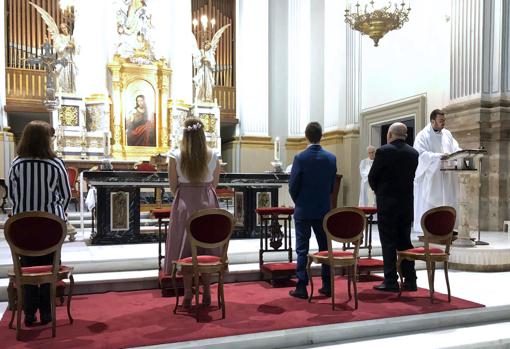 Ceremonia de matrimonio oficiada con limitaciones de aforo por el coronavirus en Oliva