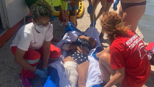 Herida una mujer por la hélice de un barco a la deriva que obligó a desalojar una cala de Alicante