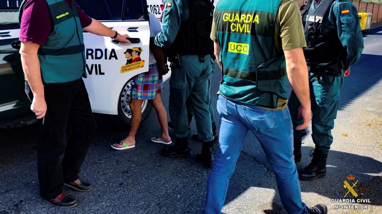 El alcalde ha solicitado la ayuda de la Guardia Civil en varias ocasiones durante los años, hasta la orden de alejamiento que ha interpuesto durante la jornada del lunes.