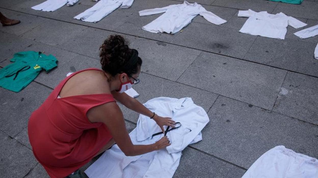 Una médico coloca las batas para la manifestación en Valencia, este lunes