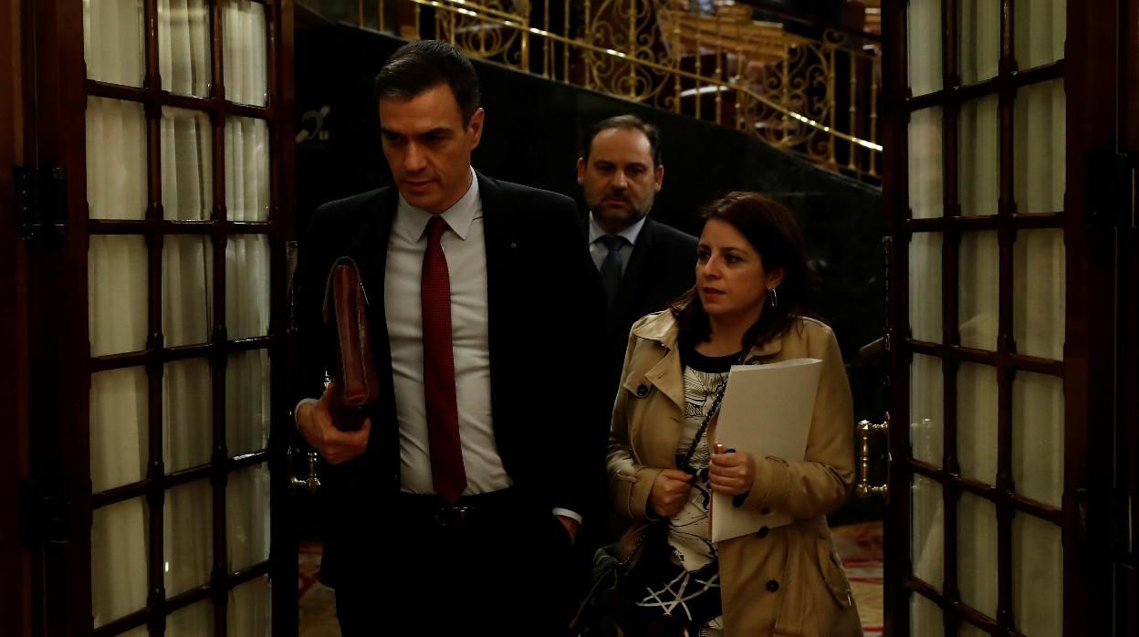 El presidente del Gobierno, Pedro Sánchez, junto a la portavoz del grupo parlamentario, Adriana Lastra, seguido por el ministro de Fomento, José Luis Ábalos, en una imagen de archivo