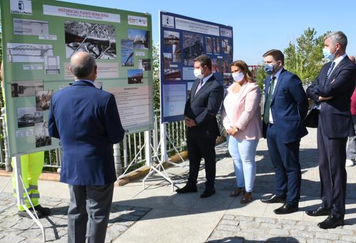 García-Page observa en los paneles la sucesión de la obra en el puente