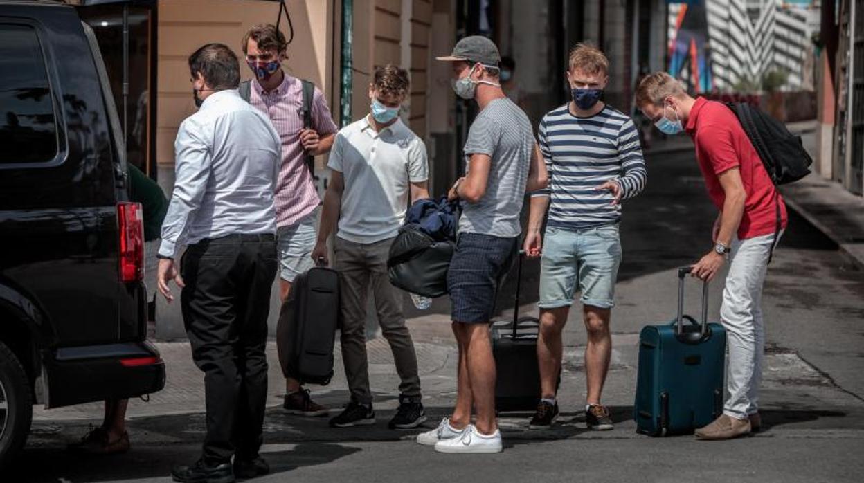 Turistas cargan sus maletas en un vehículo tras terminar sus vacaciones en Valencia