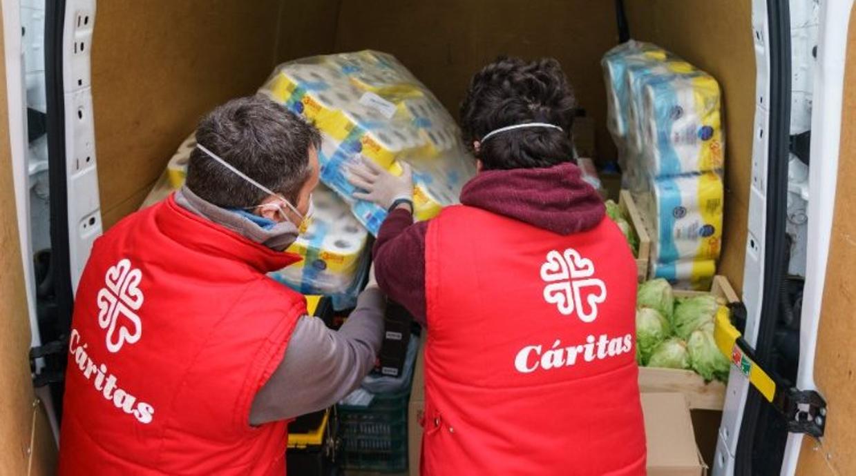 Voluntarios de Cáritas repartiedo alimentos entre los más necesitados