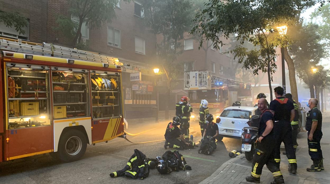 Bomberos del Ayuntamiento de Madrid en el lugar del incendio