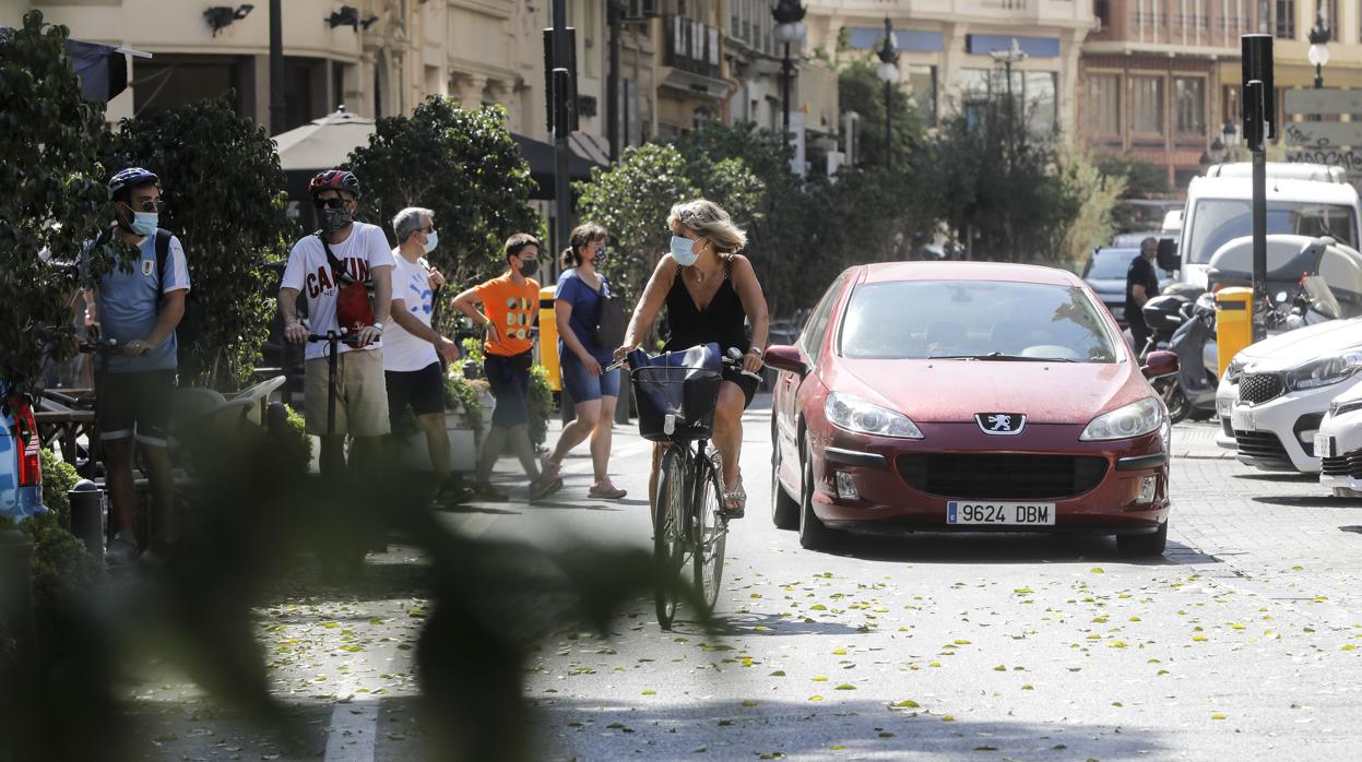 Varias personas con mascarilla en el centro de Valencia