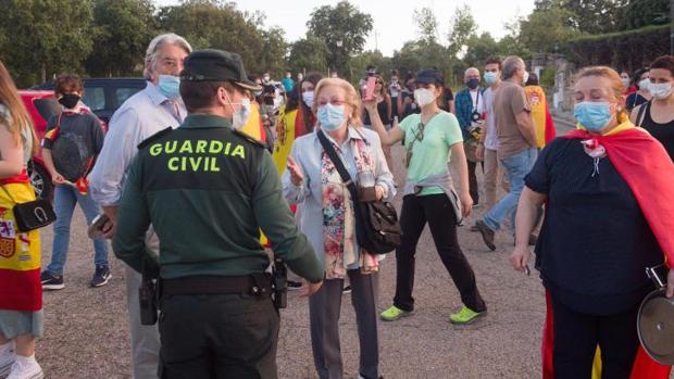 Fiscalía no ve delito en la concejal de Vox de Galapagar que protesta frente a la casa de Iglesias y Montero