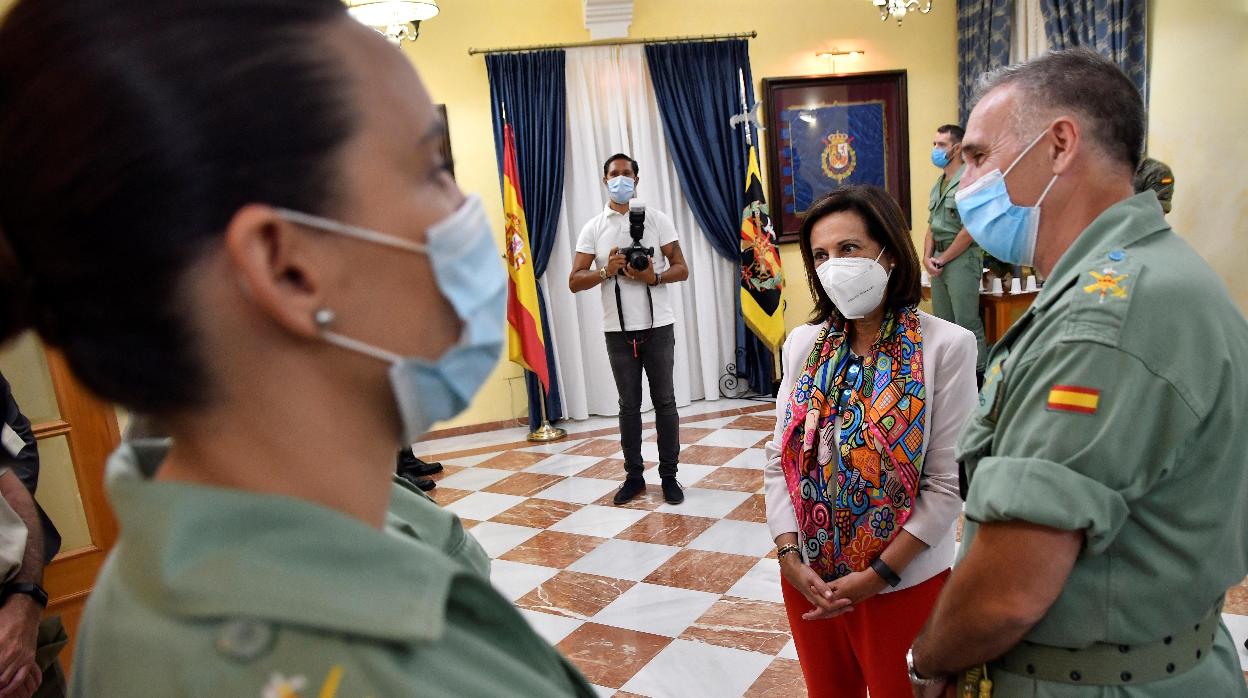 La ministra de Defensa, Margarita Robles, junto al general de brigada Marcos Llago Navarro, durante una visita a la Brigada 'Rey Alfonso XIII' II de la Legión en Viator (Almería)