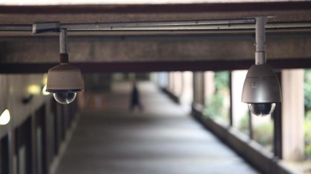 Dos cámaras de videovigilancia instaladas en la zona de Azca, uno de los primeros barrios en tenerlas