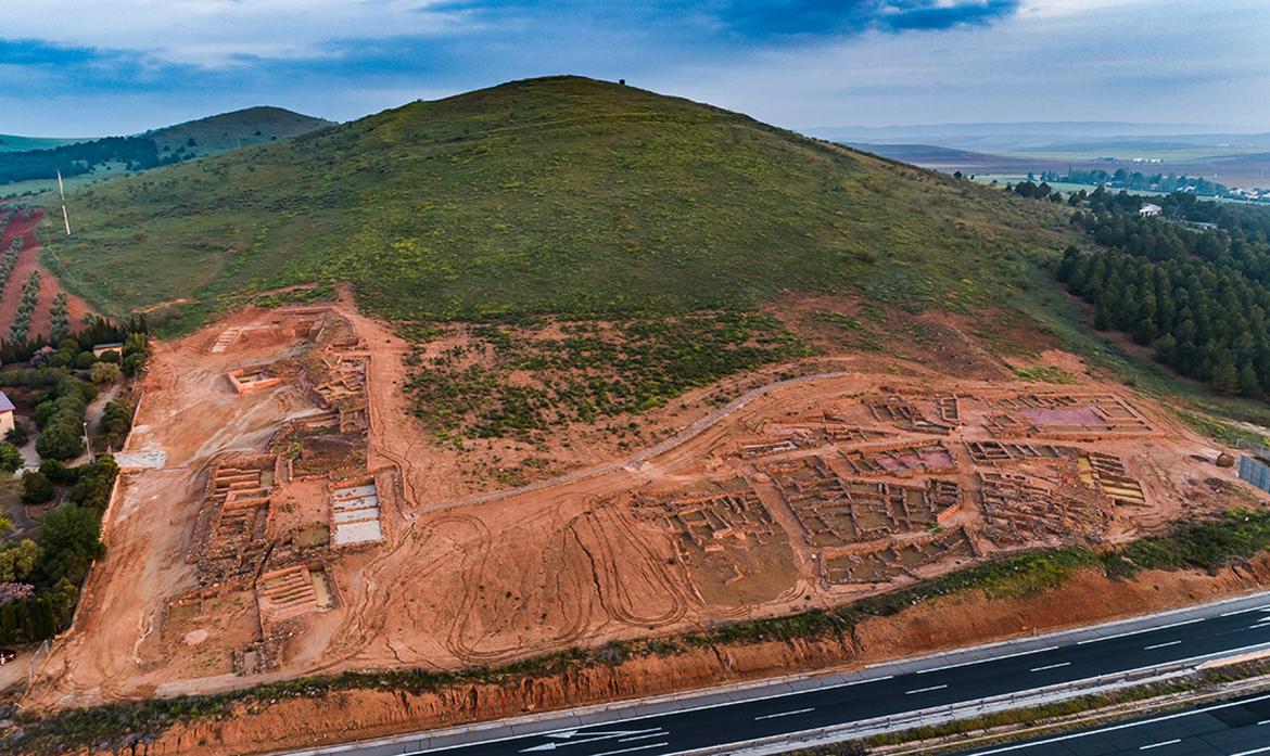 Vista aérea del yacimiento arqueológico del Cerro de las Cabezas, en Valdepeñas, al lado de la autovía A-4