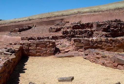 Restos de las edificaciones de la ciudad íbera del Cerro de las Cabezas