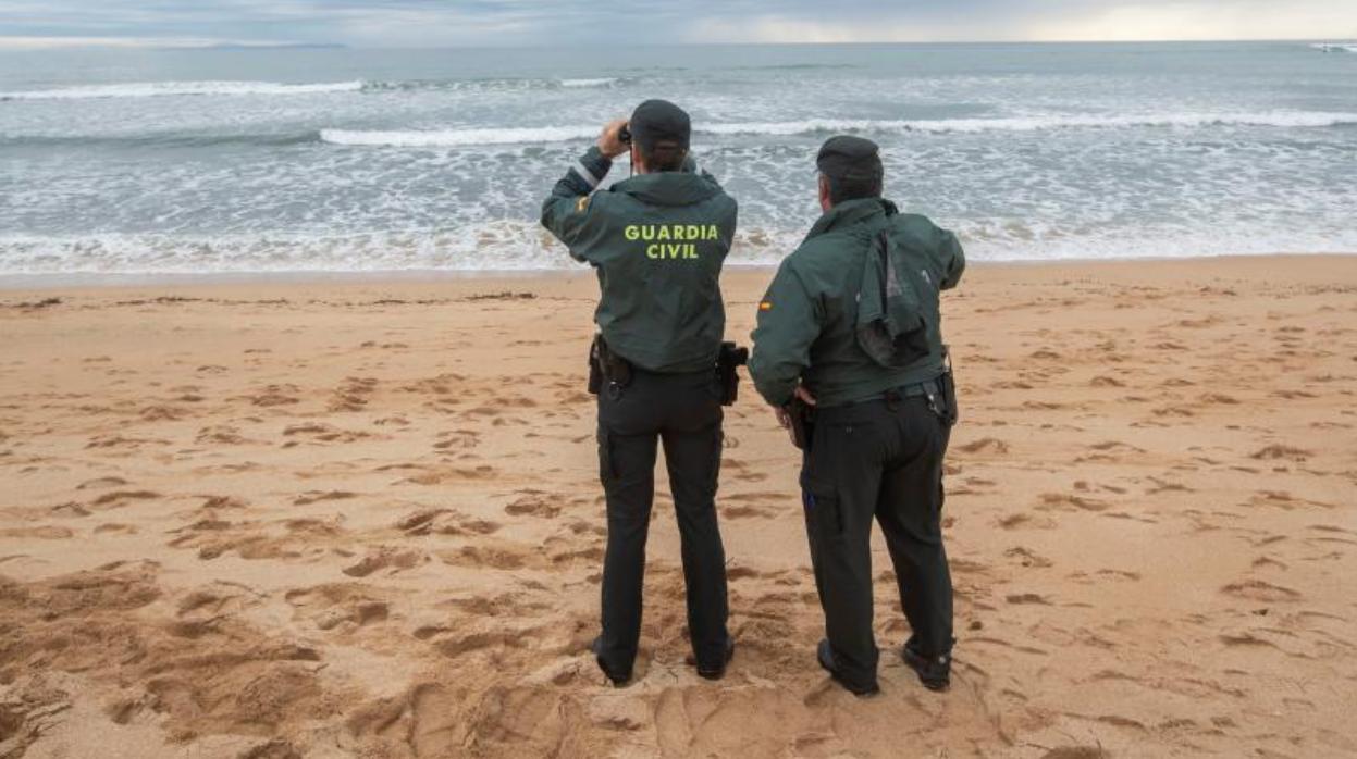 Muere en Melilla un menor no acompañado cuando intentaba alcanzar a nado un barco de pasajeros