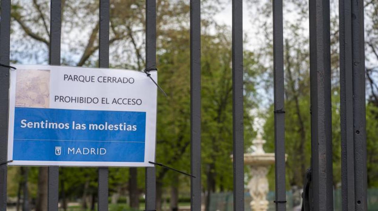 Un cartel municipal informa del cierre del parque del Retiro