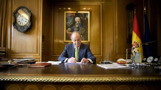 El manifiesto de antiguos altos cargos en defensa de Don Juan Carlos llega a Zarzuela tras sumar 215 firmas